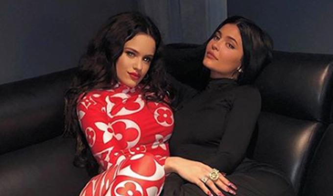 Rosalía y Kylie Jenner juegan a estar comprometidas