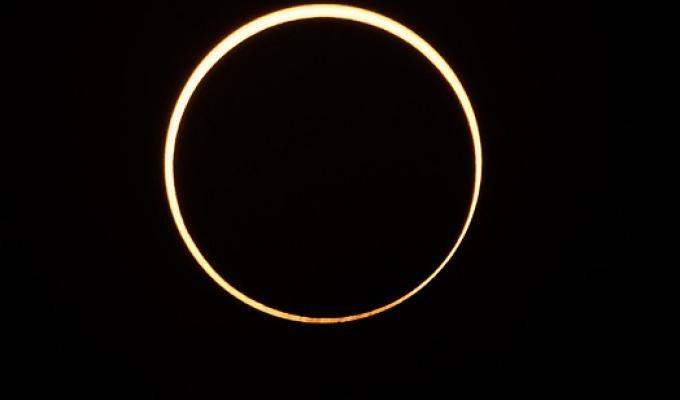 Eclipse solar del 14 de octubre: foto de luna interponiéndose al sol