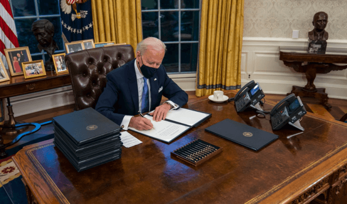 Joe Biden en el Despacho Oval 
