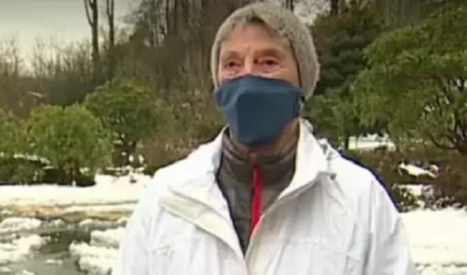 Anciana caminó 10 km en la nieve para vacunarse 