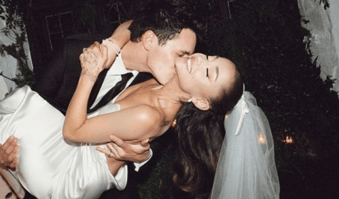 Ariana Grande y Dalton Gómez en su matrimonio 