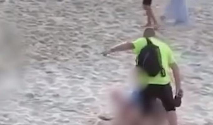 Hombre le pega a pareja que tenía sexo en la playa
