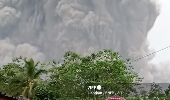 Cenizas del volcán Semeru en Indonesia 