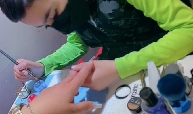Niño hace manicure para ayudar a su familia 
