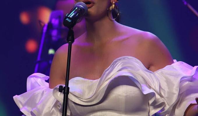 Laura Londoño cantó en los Premios Nuestra Tierra 2022
