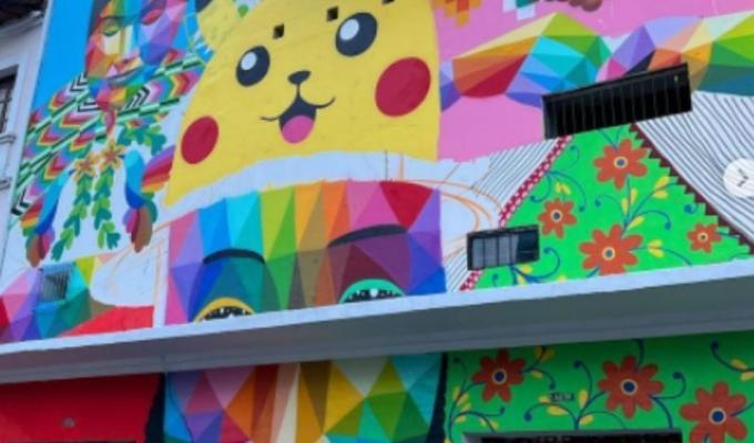 Mural de Okuda con Pikachu  en Ecuador