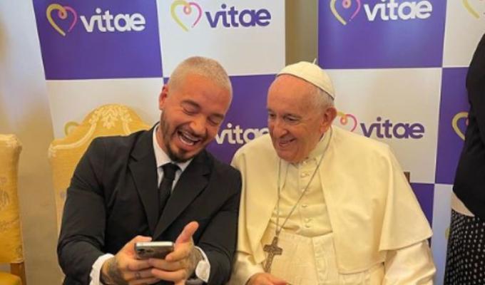 J Balvin con el Papa Francisco