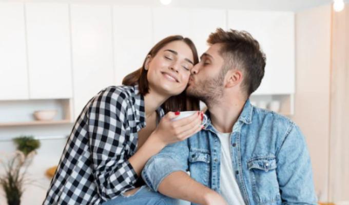 Novios dándose un beso: cambiar de pareja casa 5 años, el secreto de la felicidad