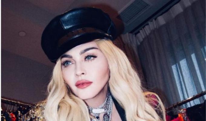 Madonna desata polémica al lucir prenda con imagen del Papa Francisco
