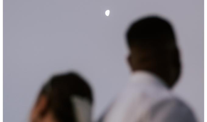 Pareja de casados mirando hacia la luna