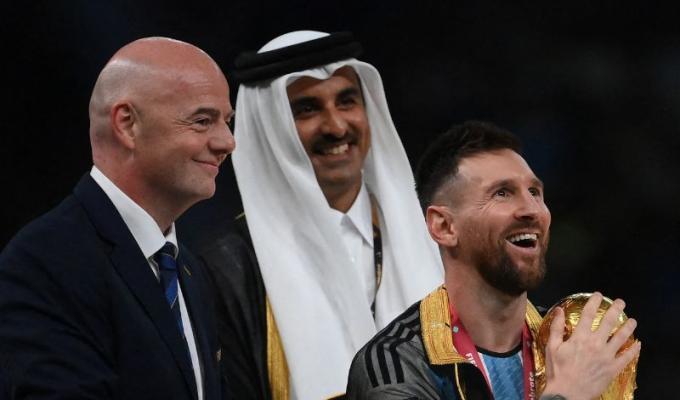 Messi recibe la Copa Mundo