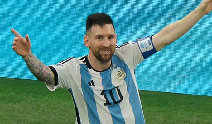 Messi celebra luego de ganar el Mundial de Qatar