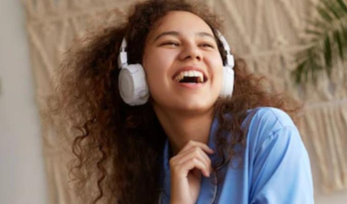 Canciones más escuchadas este 2022- mujer con audifónos escucha música