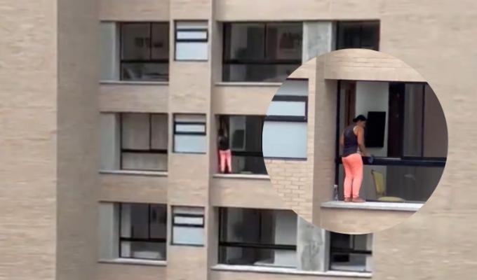 Señora se hace viral por limpiar  vidrios en un piso 12