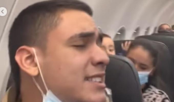 Hombre se presentó como héroe ante pasajeros de un avión