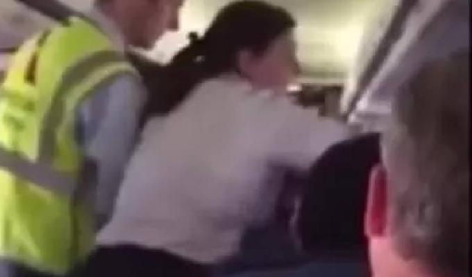 mujer reacciona a ruptura de su novio en avión