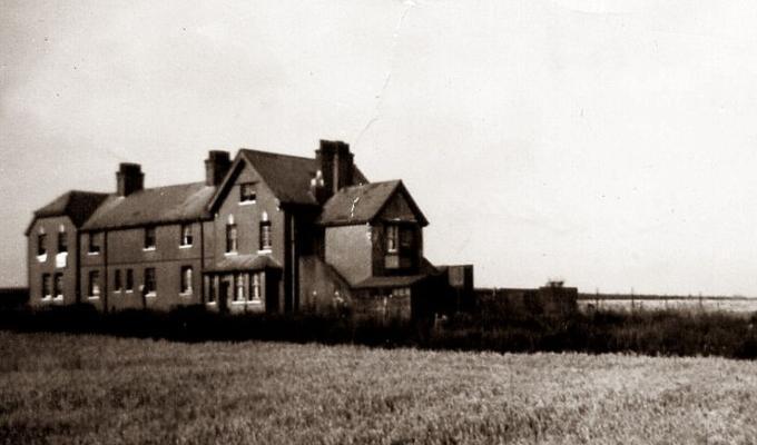 Casa abandonada en un campo, fotografía a blanco y negro 
