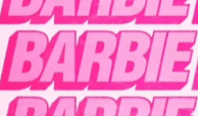 Película Barbie: mujer agarra a golpes a otra en pleno cine
