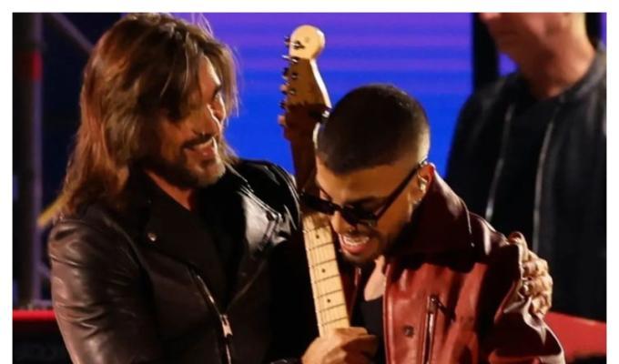 Latin Grammy 2023: Rauw Alejandro cantando con Juanes