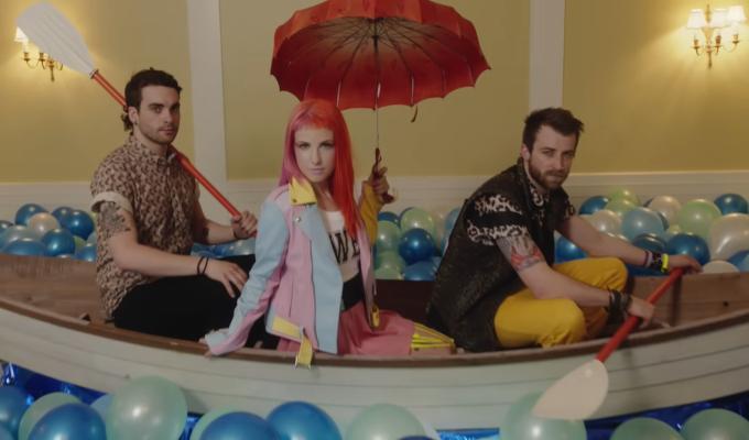 Agrupación Paramore cantando en un videoclip