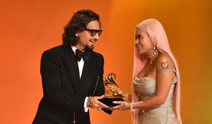 Maluma le entregó Grammy a Karol G