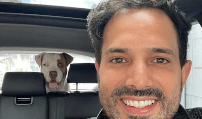 Alejandro Estrada con un perrito en el carro