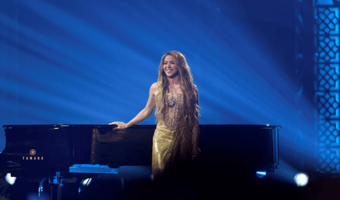Shakira con vestido dorado