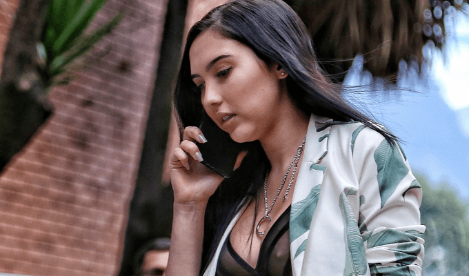 Aida Victoria Merlano contestando una llamada