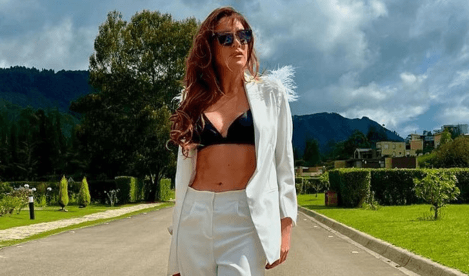 Nataly Umaña caminando con chaqueta blanca