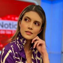 Paola Toro, presentadora en el set de RCN