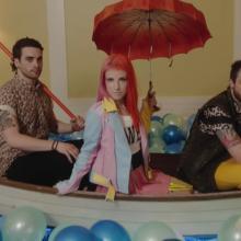 Agrupación Paramore cantando en un videoclip