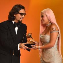 Maluma le entregó Grammy a Karol G
