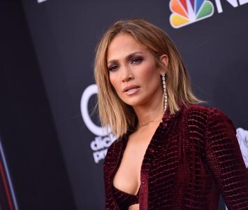 Jennifer Lopez, de nuevo exponiendo una gran parte de su cuerpo.