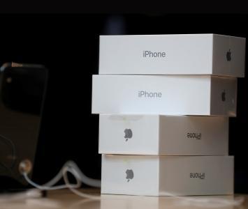 Las cajas con los nuevos iPhone de Apple