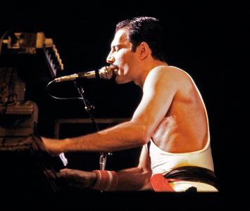 Freddie Mercury durante un concierto con Queen, el 18 de septiembre de 1984 en el Estadio Palais Omnisports de Paris-Bercy, en París (Francia)