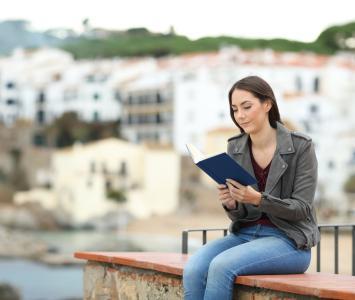 Una joven estudiando en el exterior