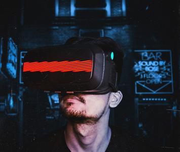Persona usando la realidad virtual