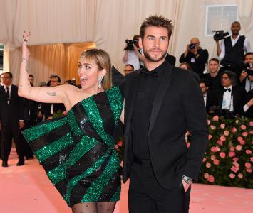 Miley Cyrus junto a su esposo en la Met Gala 
