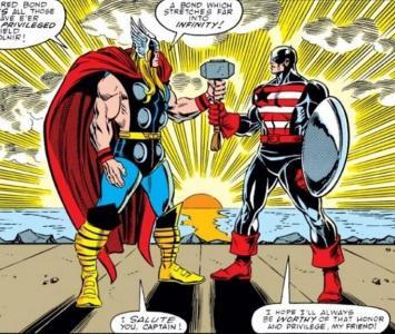 Capitán América sostiene martillo de Thor