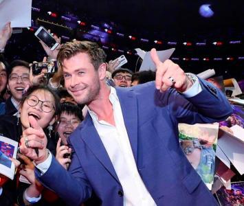 Chris Hemsworth con lo fans de Avengers