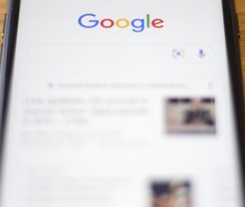 Google en la pantalla de un celular Iphone de Apple