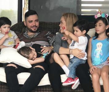 Jessi Uribe, Sandra Barrios y sus cuatro hijos