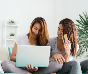 Mujeres realizando compras online