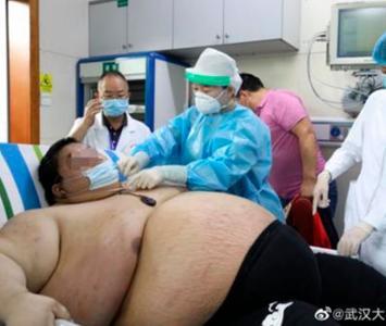 Zhou es atendido por médicos de Wuhan