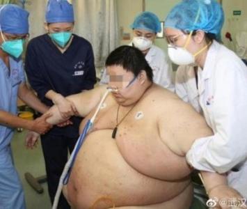 Zhou siendo atendido por el personal médico