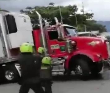 [Video] Persecución de película en Medellín, robaron un camión cargado con $300 millones en licor