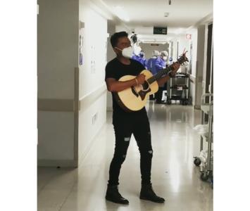 Alex Campos cantando en hospital, donde su padre fue hospitalizado