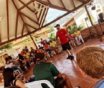 Los influencers se encuentran en un espacio de esparcimiento en Santa Marta, realizando diversas actividades al parecer sin tapabocas y sin distanciamiento