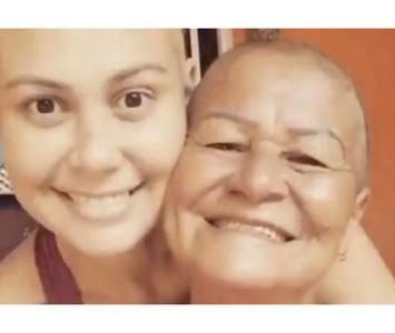 Madre se rapó para apoyar a su hija con cáncer.
