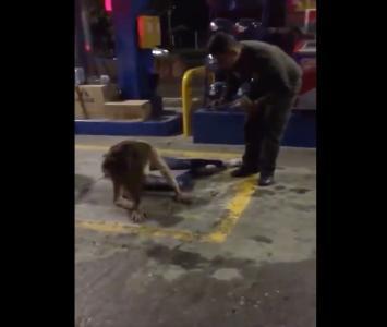 Policía realiza exorcismo en estación de gasolina de Colmbia 